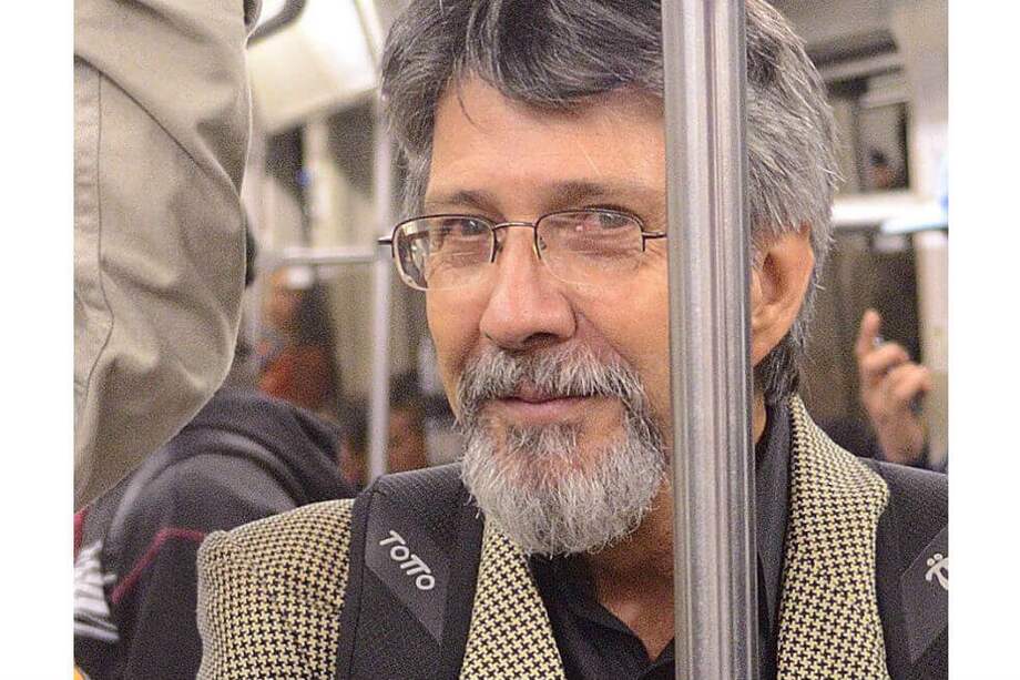 Roberto Montoya, Toto, en el café Rojo, en la inauguración de su muestra fotográfica "Carroll a través del espejo". / Cortesía