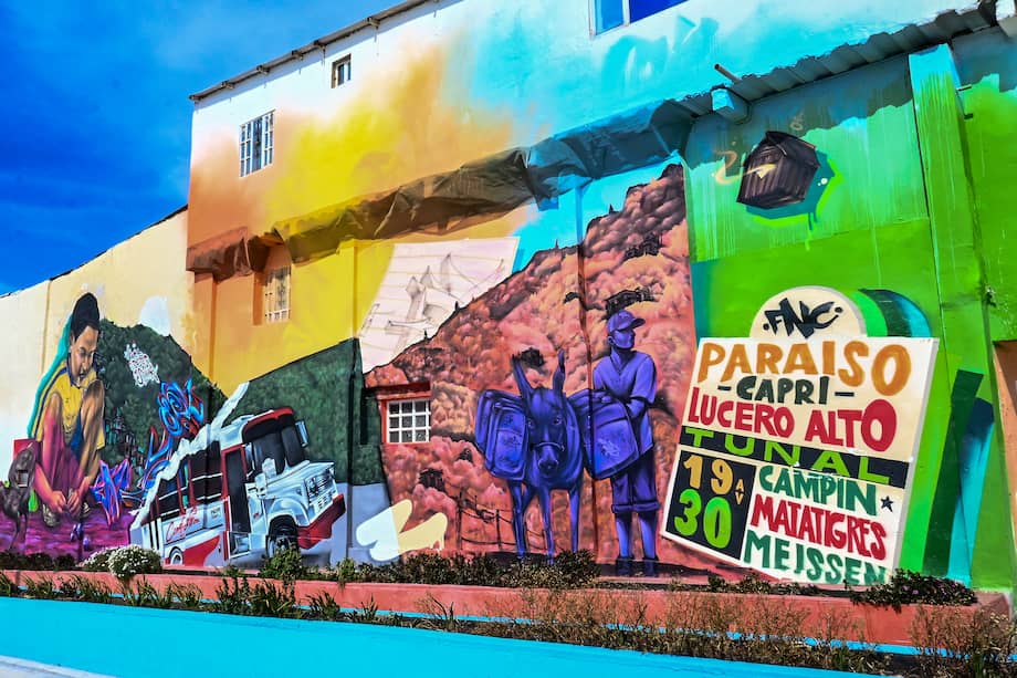 Localidad Ciudad Bolívar
Paseo Alameda Illimani en El Paraíso
El Paseo Alameda Illimaní es un corredor que se extiende a lo largo de 305 metros de longitud y que abarca un área de más de 6.000 m2 entre espacio público. Está adornado con murales coloridos que narran las historias de la comunidad de Ciudad Bolívar y un punto importante de reactivación económica y referente del turismo comunitario.