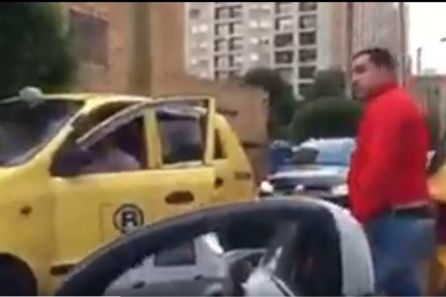 Taxespress, empresa a la que están afiliados los conductores, aseguró que el taxista estaba reclamando por un golpe. / Tomado de video de Edgar Muñoz