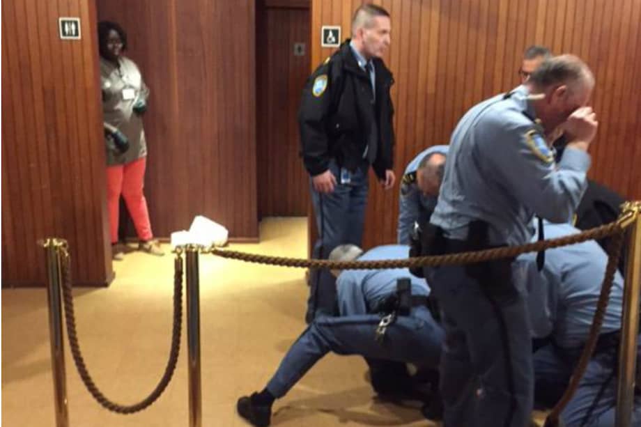 El momento en que oficiales de seguridad de la Unesco sacan a uno de los protestantes. / Archivo Particular