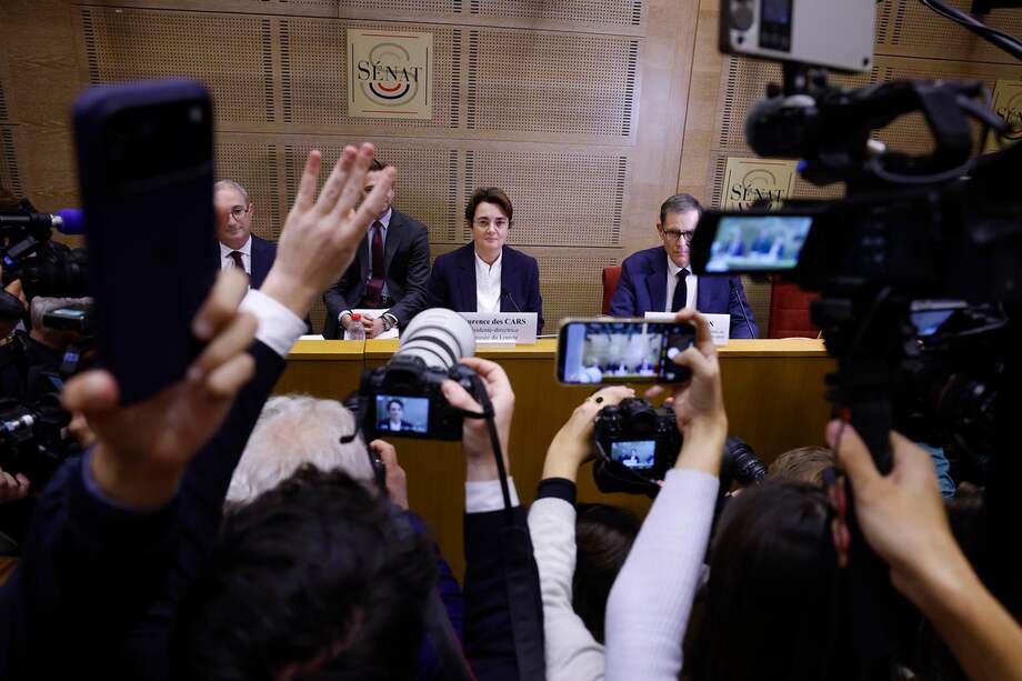 La presidenta y directora del Louvre, Laurence des Cars (C), observa antes de ser interrogada por senadores tras el espectacular robo en el Louvre, en el Senado francés en París, Francia, el 22 de octubre de 2025.