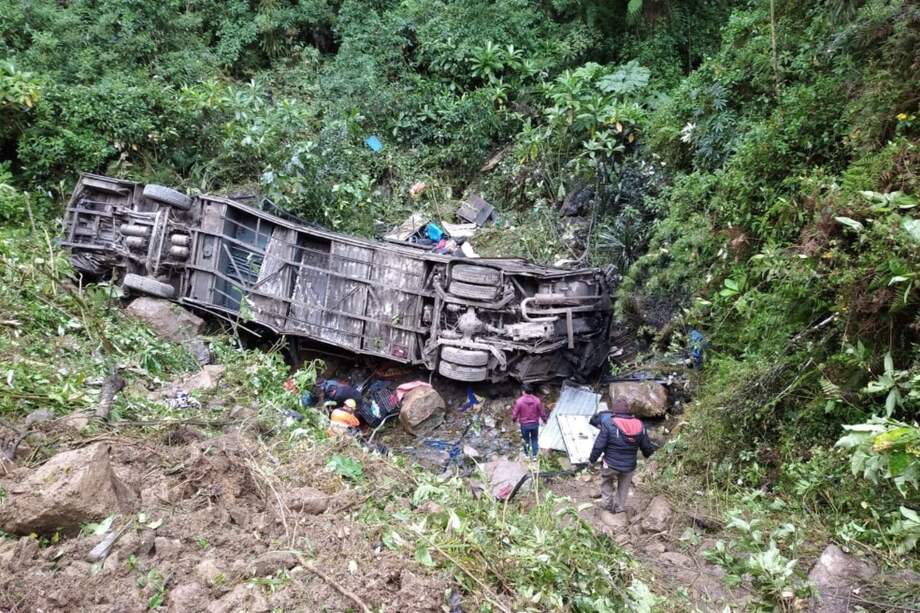 Cuerpos de rescate en el lugar donde un bus que iba por una carretera de Cochabamba. Bolivia, cayó a un abismo. Erwin Tumiri es uno de los sobrevivientes.