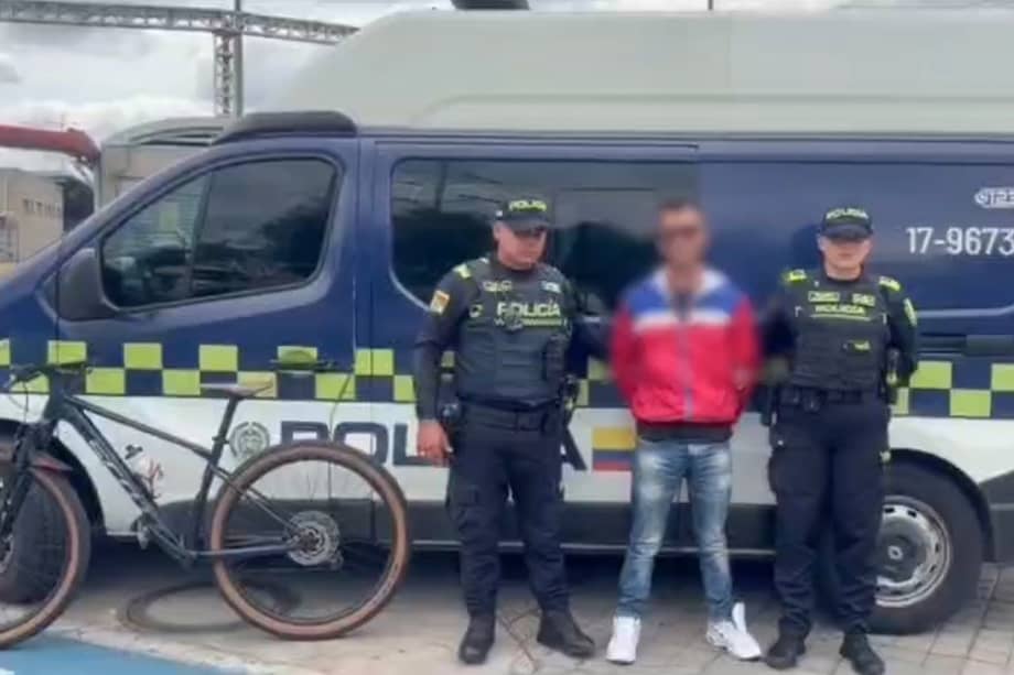 El joven ingresó a la estación Calle 100 llevando consigo la bicicleta que, según las autoridades, había sido sustraída a un ciudadano que la dejó fuera de un establecimiento comercial.
