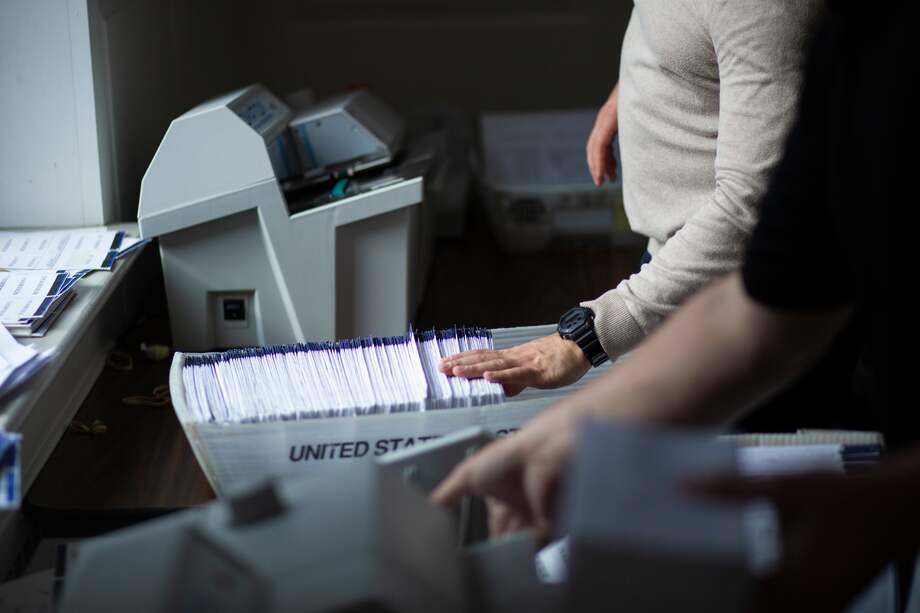 Si ese proceso confirma que el margen de victoria del candidato ganador es de menos de 0,5 %, la campaña del candidato perdedor tendrá derecho, bajo la ley estatal, a solicitar un nuevo conteo de los sufragios, que implicaría volver a escanear las papeletas (Photo by Kena Betancur / AFP)