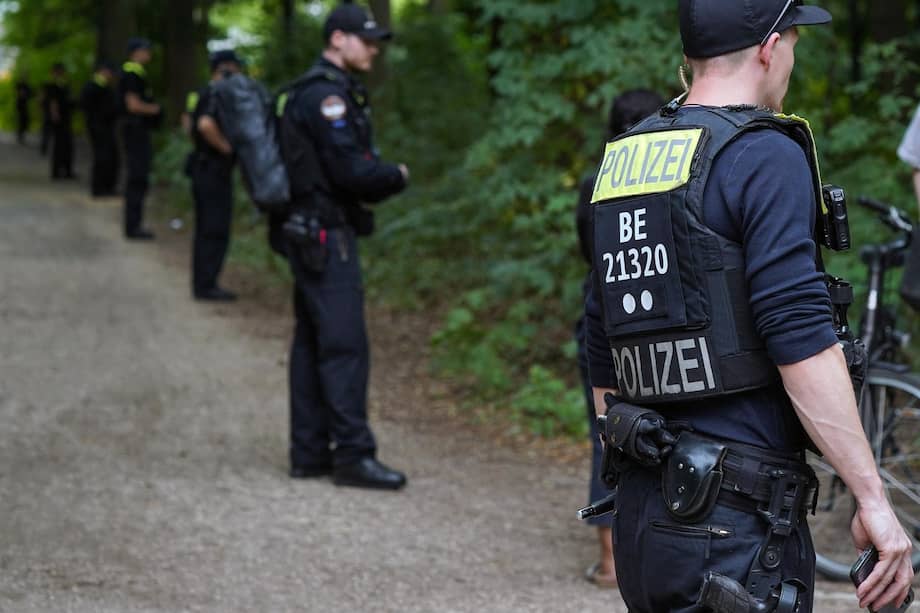 Luego de encontrar un escondite con armas cerca de Berlín, as autoridades alemanas las dejaron en el lugar con la esperanza de que pudieran proporcionar pistas de a quién le pertenecían durante una operación de vigilancia.