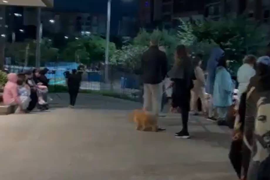 Varias familias evacuaron sus viviendas tras el sismo en la ciudad de Bogotá.