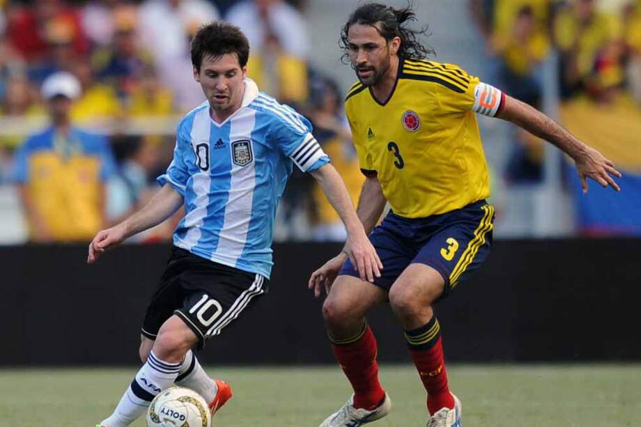 Yepes marcando a Messi en el parido de la primera vuelta, en Barranquilla. /AFP