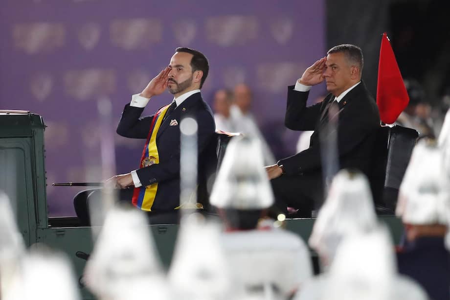 El presidente de Colombia, Abelardo de la Espriella (i); y el ministro de Defensa, Jorge Eduardo Mora López, reciben honores militares, y el reconocimiento como comandante supremo de las Fuerzas Armadas y de la Policía este viernes, en la Tercera Brigada del Ejército en Cali (Colombia).