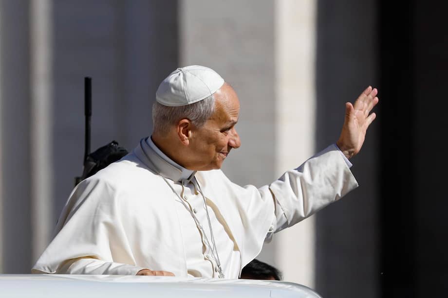 El papa León XIV saluda a fieles en el Vaticano.