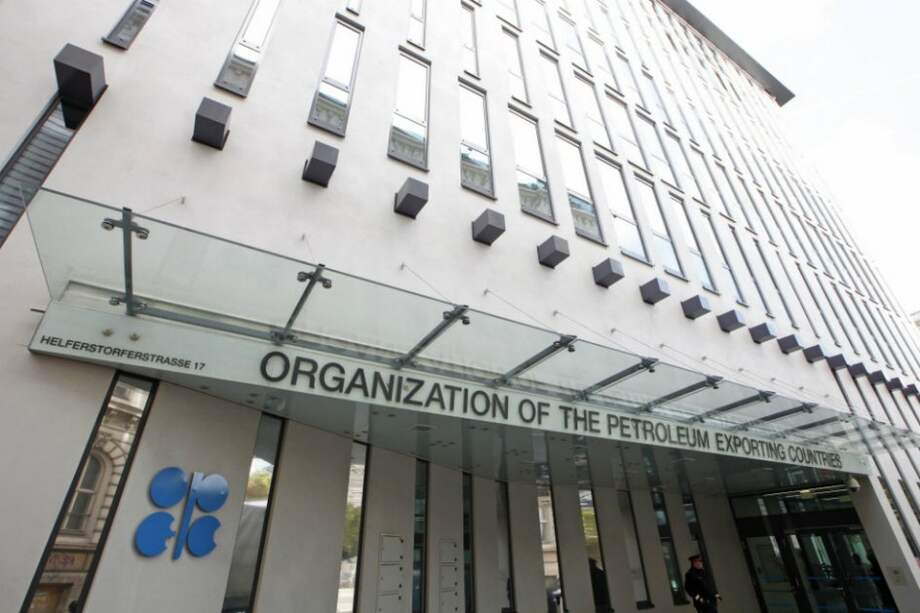 A dos semanas de cumbre de Opep, petróleo cae a su mínimo desde 2010