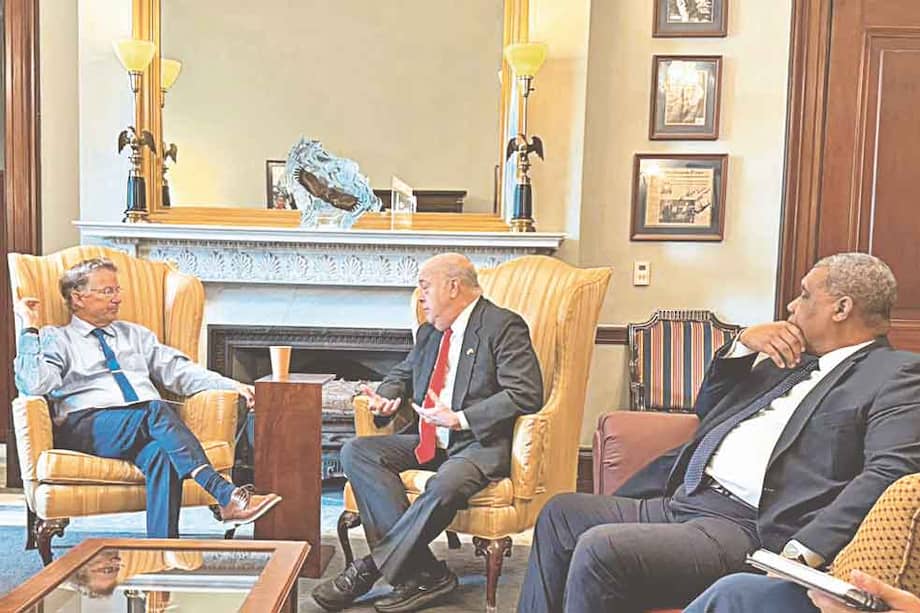 Esta reunión de noviembre pasado fue la clave para la llamada Petro-Trump de esta semana: el senador Rand Paul oye las razones del embajador de Colombia Daniel García y de Óscar Gamboa (der.), que maneja las relaciones con el Congreso de Estados Unidos desde la embajada.