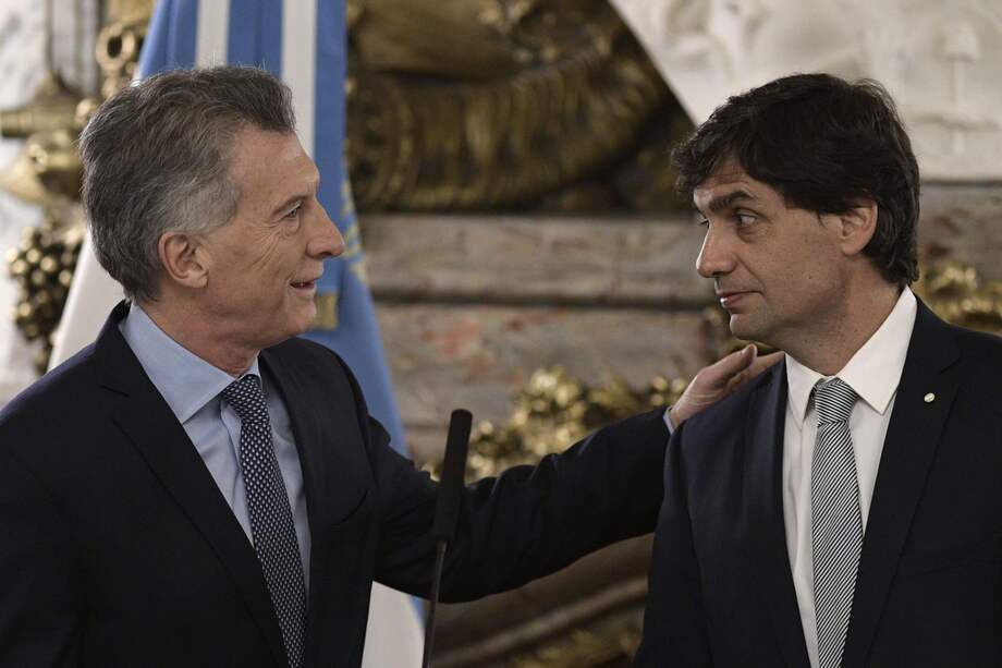 Hernán Lacunza (derecha) se posesionó este martes como ministro de Hacienda del gobierno de Mauricio Macri (izquierda). / AFP.