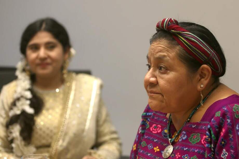 A la derecha, Rigoberta Menchú, premio Nobel de Paz en compañía de Harbeen Arora, fundadora del WEF. / Joyce Triviño.