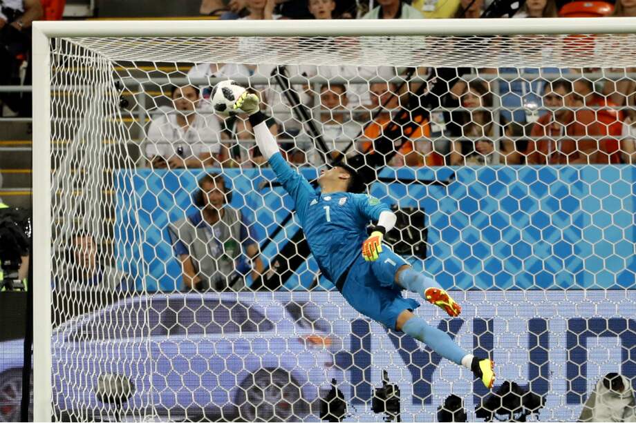 El arquero de Irán Ali Beiranvand intenta detener el remate del portugués Ricardo Quaresma. / EFE