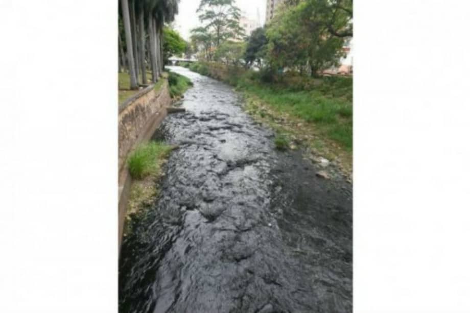 Revelan sustancia que tiñó de negro al río Cali