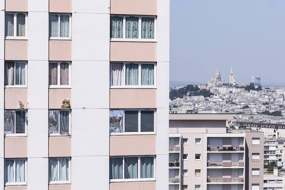 Varias personas utilizan mantas térmicas para reflejar el sol en sus ventanas y reducir la temperatura en uno de los días más calurosos registrados en París, Francia.