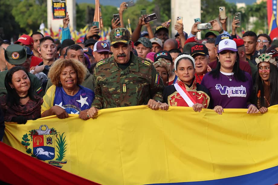 Nicolás Maduro (3-i), asiste a la Gran Marcha Bicentenario de la Espada del Perú este en Caracas (Venezuela).