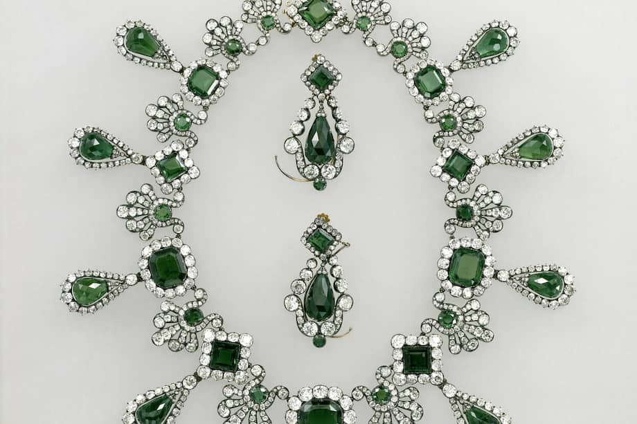 El collar de esmeraldas que Napoleón regaló a la emperatriz María Luisa fue una de las piezas robadas en el Louvre. Las gemas provenían de las minas de Muzo, en Boyacá.