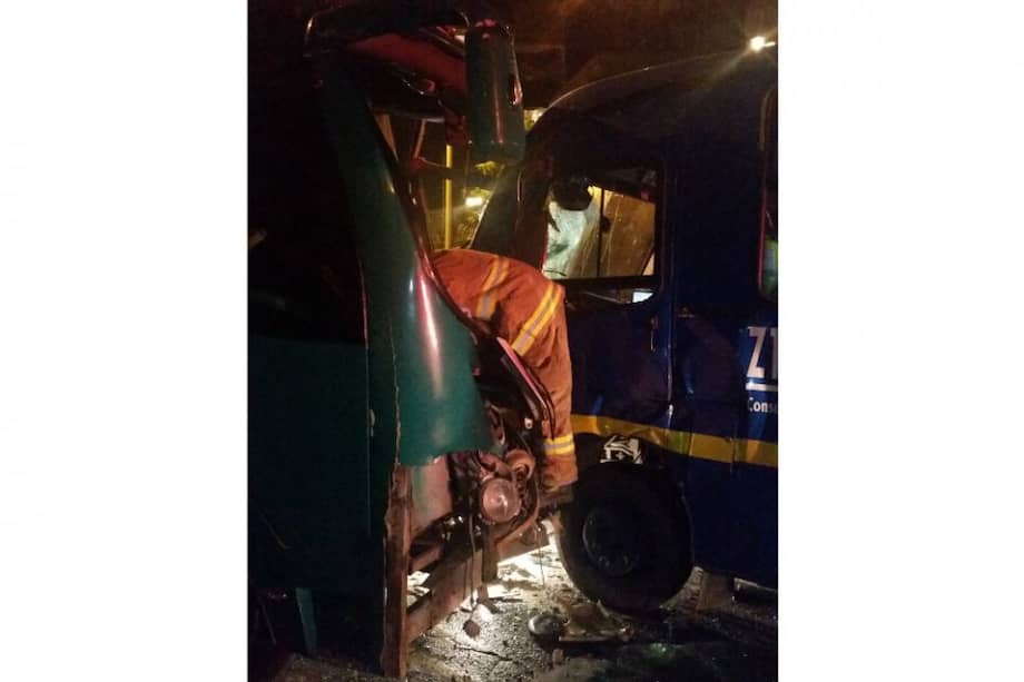 Un miembro del cuerpo de Bomberos revisa el interior del bus escolar que impactó el bus del SITP. Foto: Cortesía.