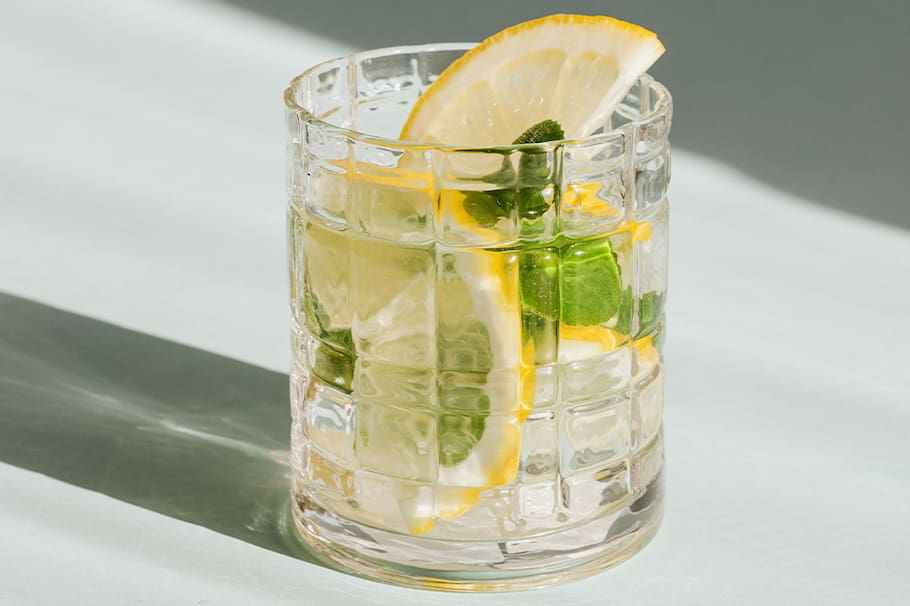 El agua con limón es una de las bebidas que tiene fama de mejorar la digestión y ayudar a bajar de peso ¿Qué tan cierto es?