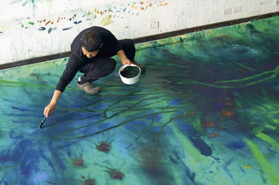 El artista Alonso Garcés con una de las obras que se presentarán este fin de semana en Artbo. / Cortesía