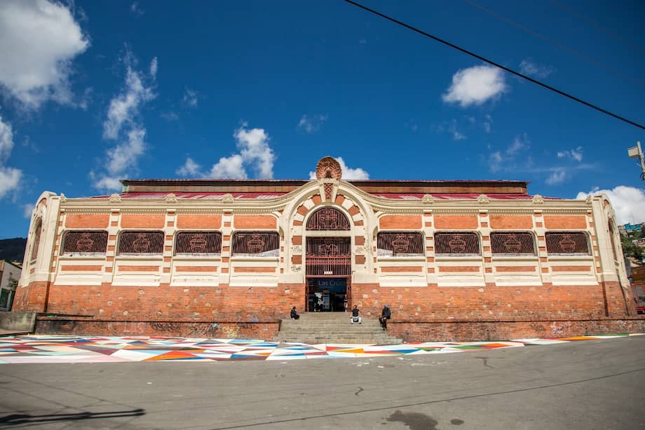 Fachada plaza de mercado de Las Cruces en 2025