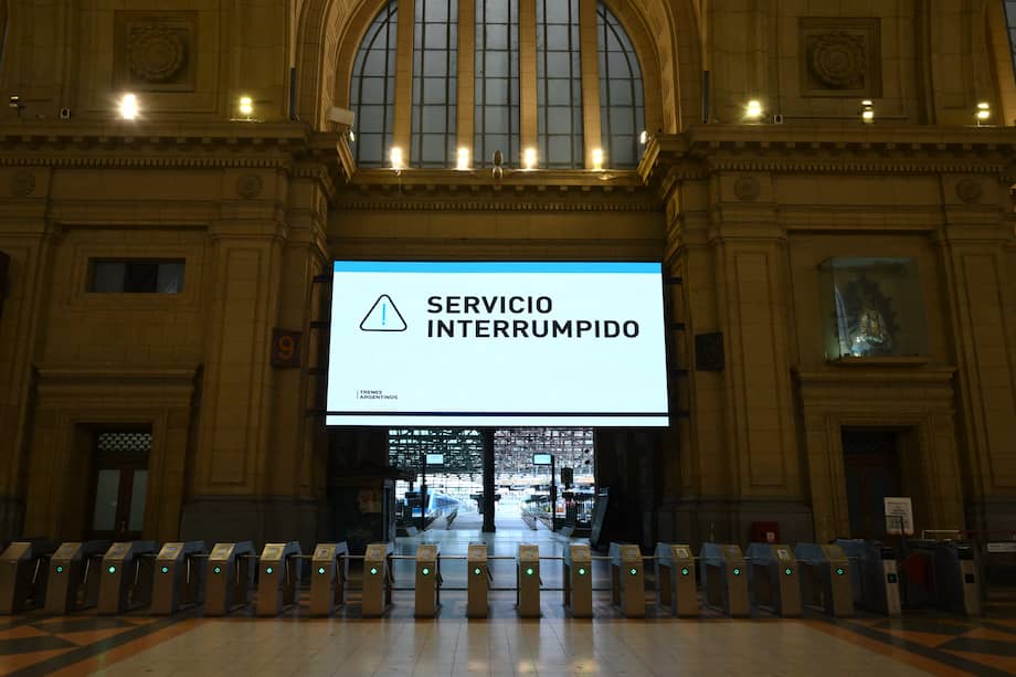 Servicio interrumpido en la estación de trenes de Constitución, cerrada durante una huelga general de 24 horas convocada por sindicatos contra la reforma laboral del presidente Javier Milei en Buenos Aires.