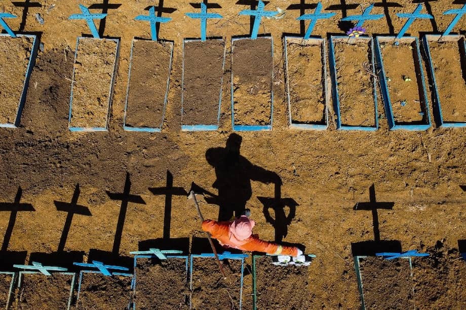Vista aérea que muestra a un sepulturero parado en el cementerio Nossa Senhora Aparecida donde las víctimas de COVID-19 son enterradas diariamente, en el barrio de Taruma, en Manaos, Brasil.AFP