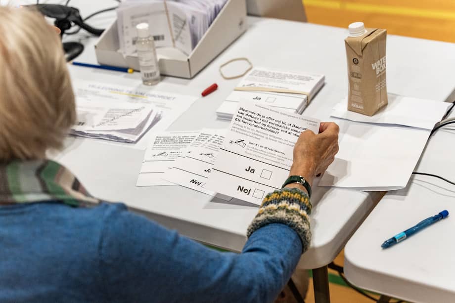El sí es el favorito, entre los 4,3 millones de daneses llamados a las urnas a votar en el referéndum de ingreso a la política de seguridad de la Unión Europea, tras superar el 65 % de las intenciones de voto en el último sondeo publicado el domingo.