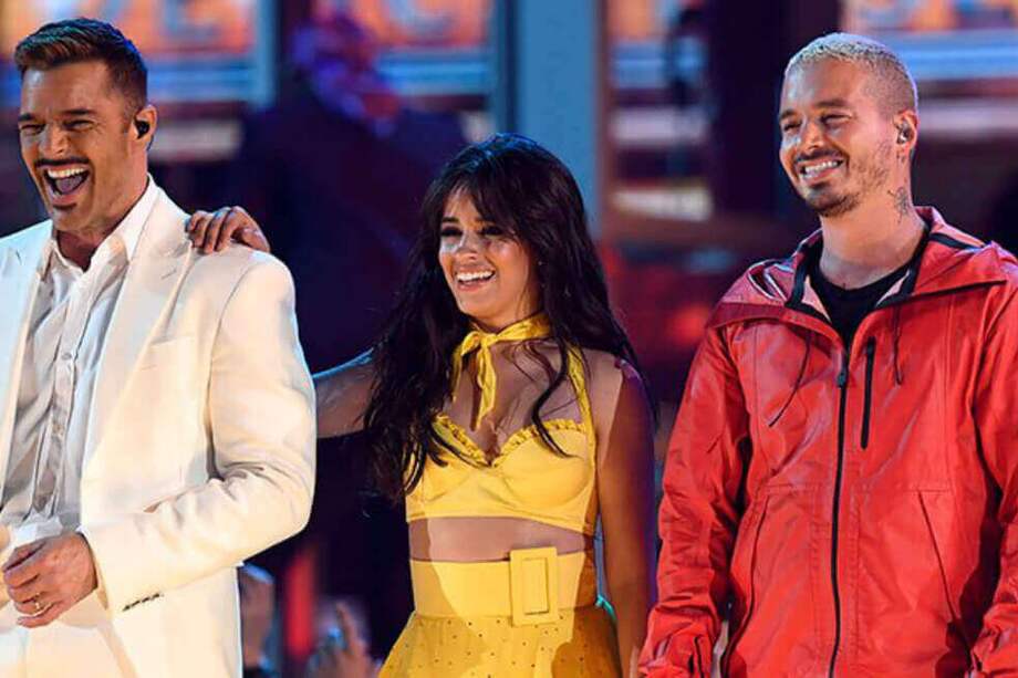 J Balvin, Ricky Martin y Camila Cabello, quienes abrieron la gala de los Premios Grammy. / Twitter: TNT