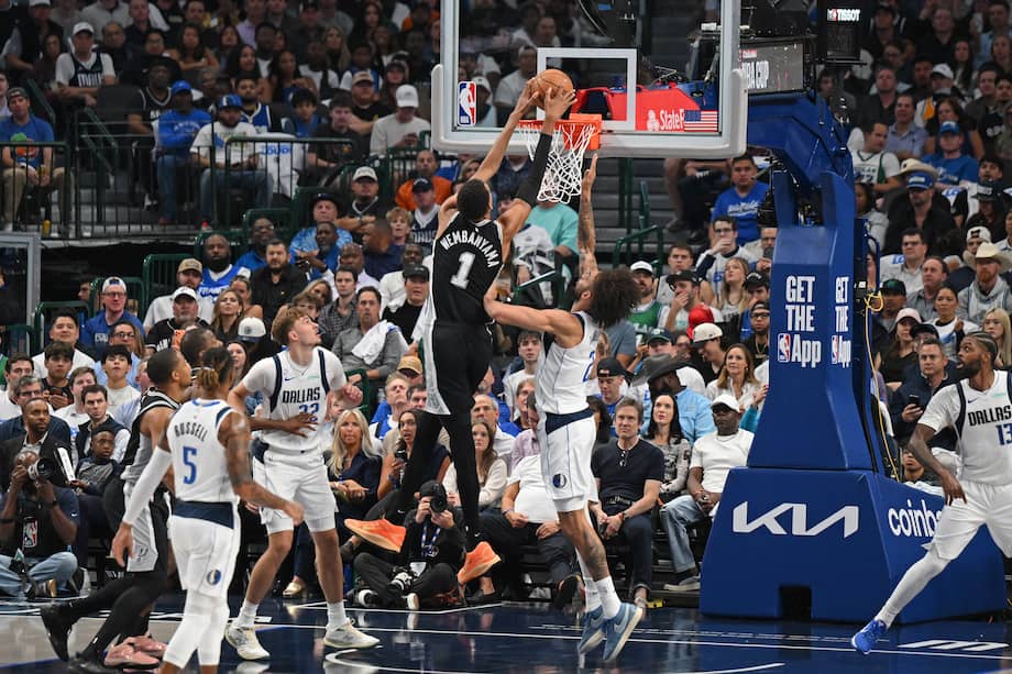 Victor Wembanyama ataca el aro de los Dallas Mavericks.