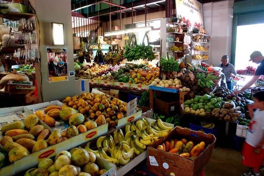 Cuando el presupuesto para la comida es limitado, intente usar una olla de cocinar lenta. Las sopas y los guisados también congelan bien por hasta 2-3 meses si se almacenan en un envase sellado. / Flickr