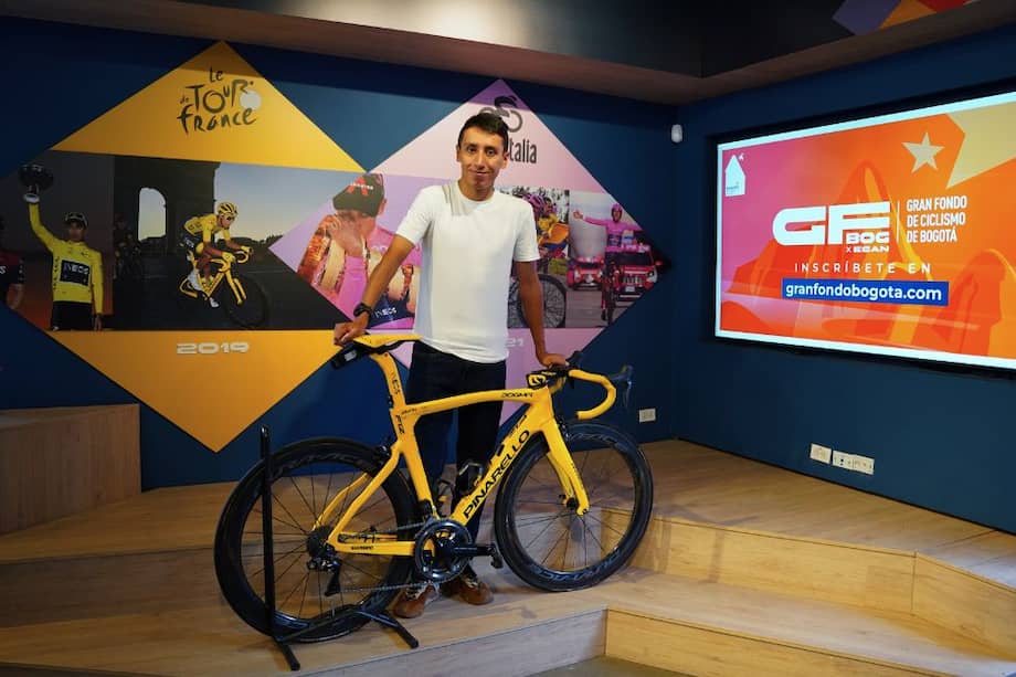 Egan Bernal junto a la bicicleta con la que llegó a París en la edición del Tour de Francia (2019) que ganó.