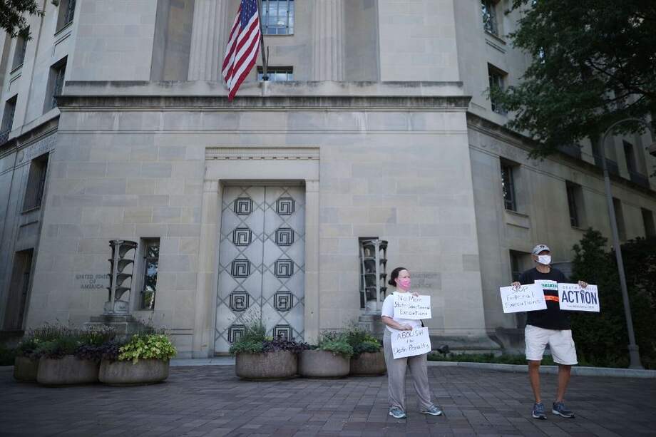 Activistas contra la pena de muerte de Journey of Hope y de Pax Christi Internacional se manifiestan frente al Departamento de Justicia de los Estados Unidos para pedirles que detengan las sentencias de muerte.