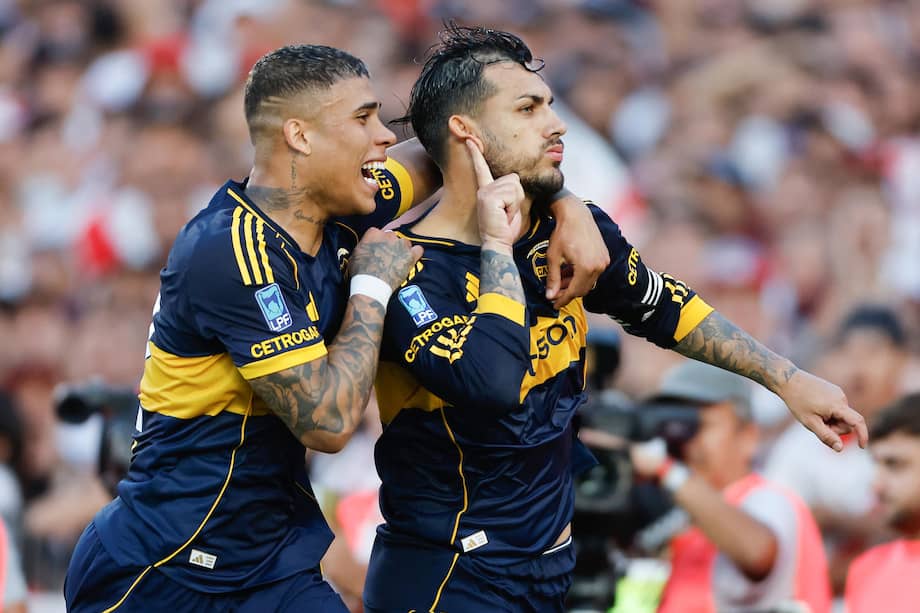 Leandro Paredes (der), de Boca Juniors, celebra el gol de la victoria en el Monumental.