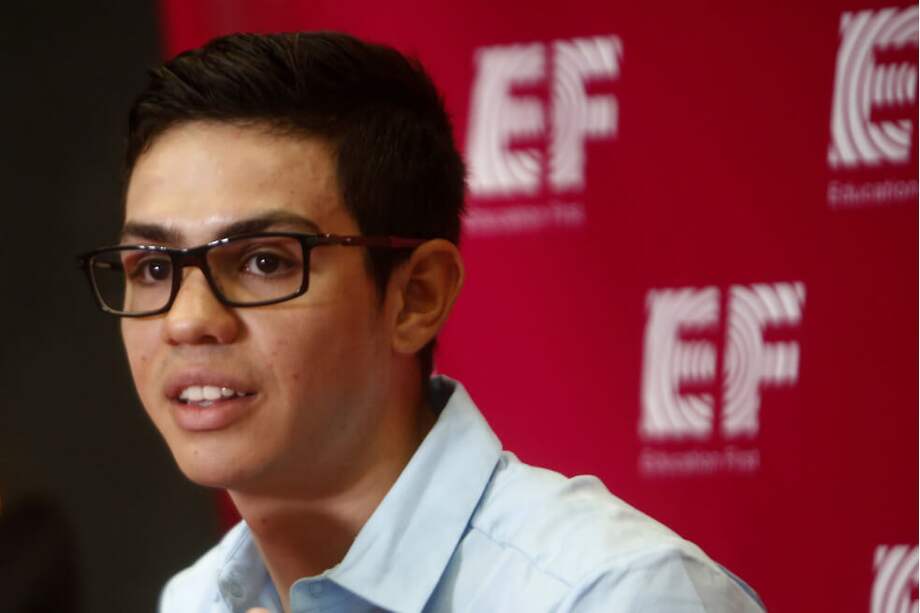 Sergio Higuita, del equipo Education First, habló este miércoles durante una rueda de prensa, en Medellín. / EFE