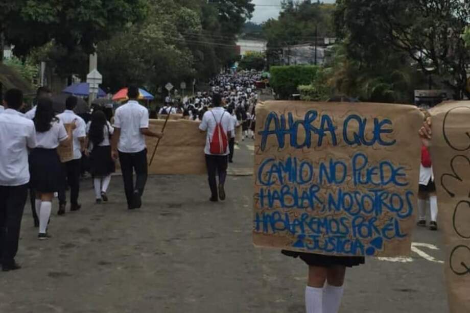Estudiantes del Instituto Técnico Industrial de Florencia marcharon para rechazar el crimen de Andrés Camilo Ortiz. / Cortesía