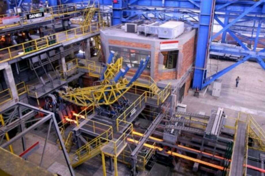 Se desplomó la producción de acero y en octubre cayó 24,3%