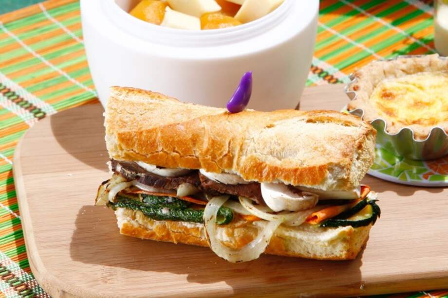 Sándwich de carne y vegetales asados, ¡qué delicia!