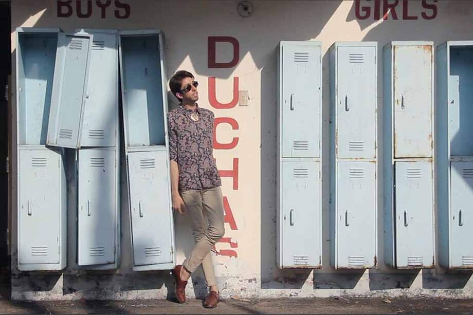 Esteman estudió artes en la Universidad de los Andes, pero nunca quiso ser un artista de galería y sus intereses siempre se enfocaron en otros rumbos de la creación.