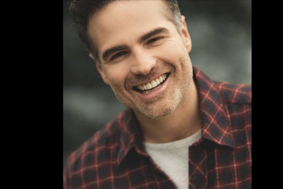 El actor Roberto Manrique confiesa que es gay.