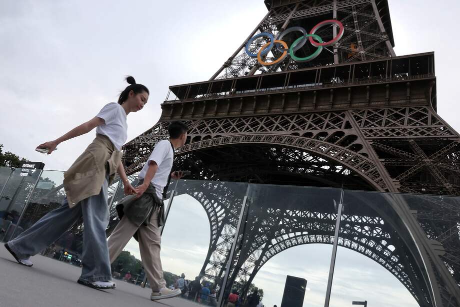La Torre Eiffel, adornada con los anillos Olímpicos.