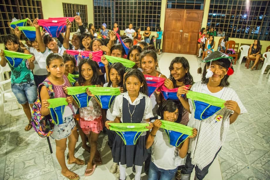 Niñas internas del Colegio María Auxiliadora en el Amazonas colombiano recibiéndo los calzones que usarán durante la regla. / Fotos: Alejandra Bela - Be Girl