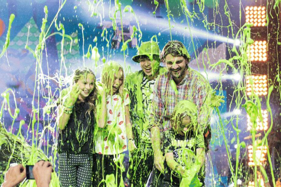 Juanes y sus hijos Luna, Paloma y Dante en los Kids' Choice Awards Colombia 2015. / Viacom/Nickelodeon/Alberto “Chino” Lemus