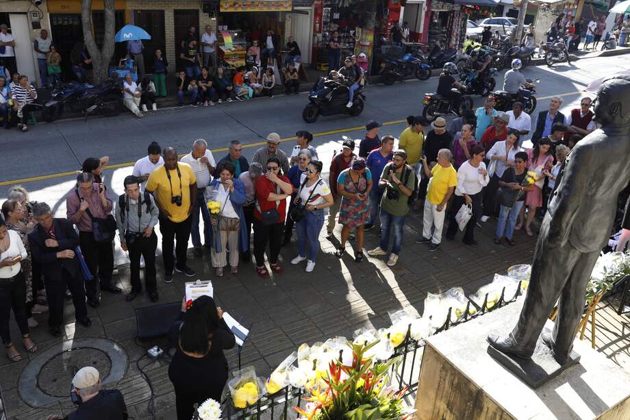 Homenaje en 2024 frente a la estatua del cantante Carlos Gardel en Medellín (Colombia). EFE/Luis Eduardo Noriega Arboleda