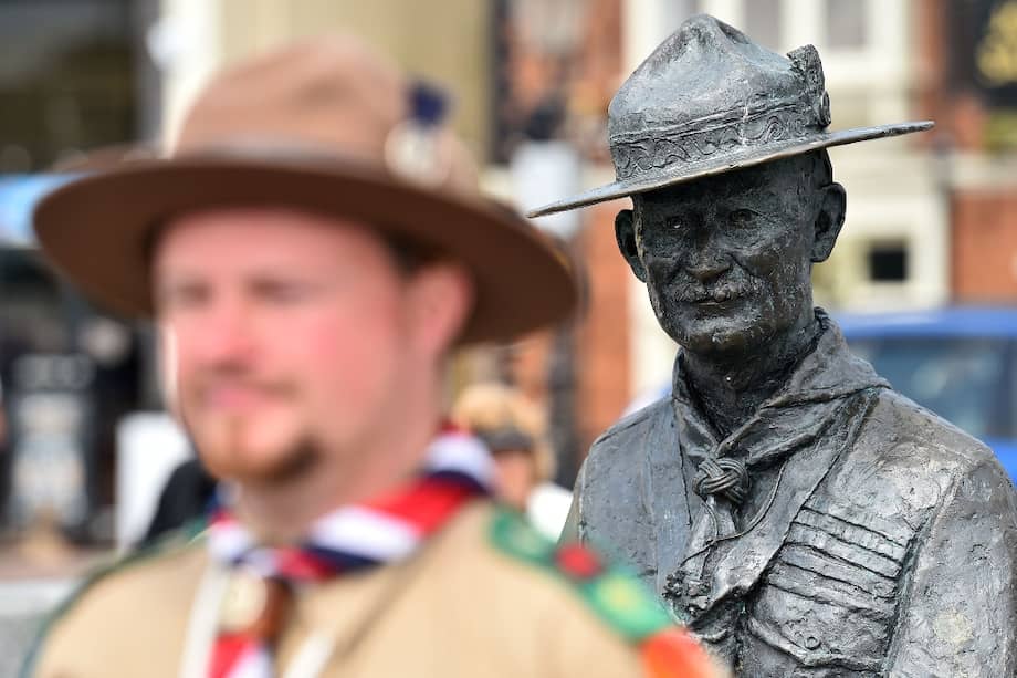 La estatua de Robert Baden-Powell, fundador de los Boy Scouts, en 1910. La organización se declaró en quiebra ante la avalancha de denuncias por abusos sexuales. / AFP