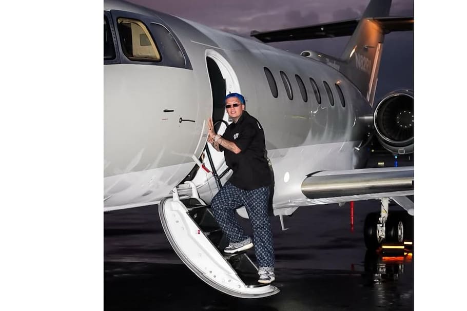 EL avión de Blessd: cuánto vale, capacidad, modelo y todo sobre la aeronave que compró El bendito