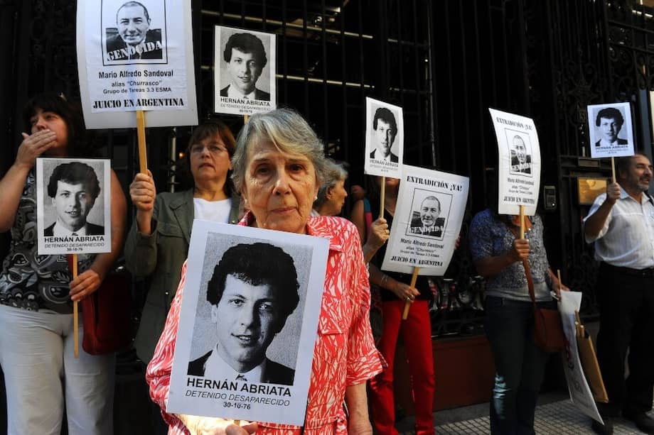 Beatriz Cantarini de Abriata, madre del estudiante desaparecido Hernán Abriata, clama justicia por su hijo. / AFP