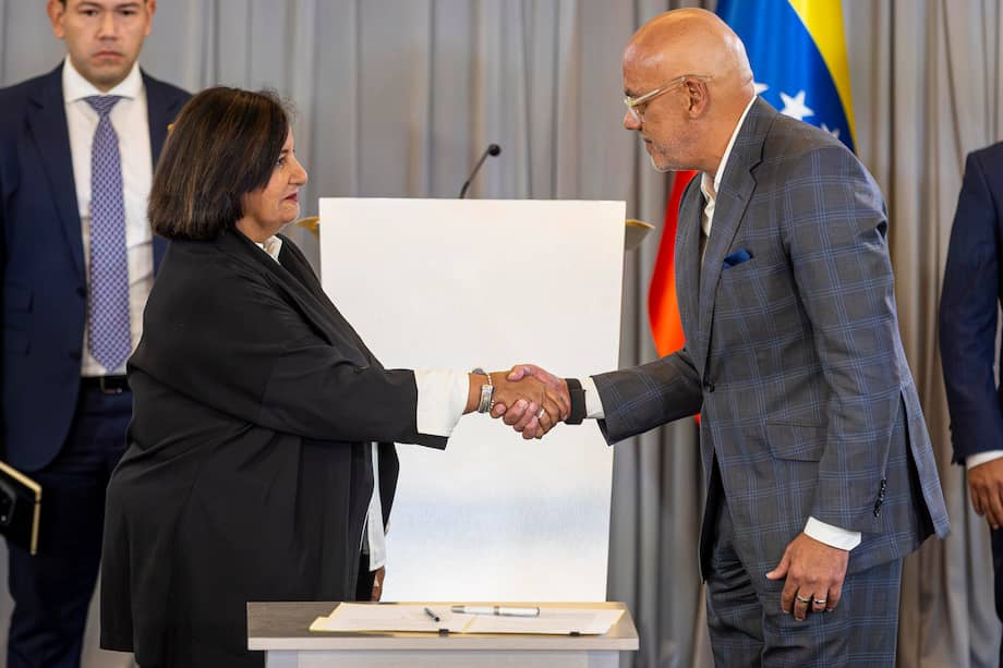 La exdiputada y expresidenta de la Asamblea Nacional de Venezuela (2015), Dinorah Figuera, y el presidente del Parlamento de Venezuela, Jorge Rodríguez, firman un documento en la última sesión de la mesa de diálogo el pasado miércoles en Caracas (Venezuela).