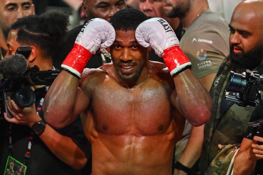 Anthony Joshua celebra después de vencer a Jake Paul.